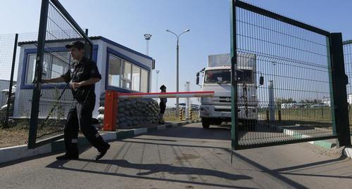 Border crossing between Russia and Ukraine. Photo by Alexander Demyanchik, REUTERS