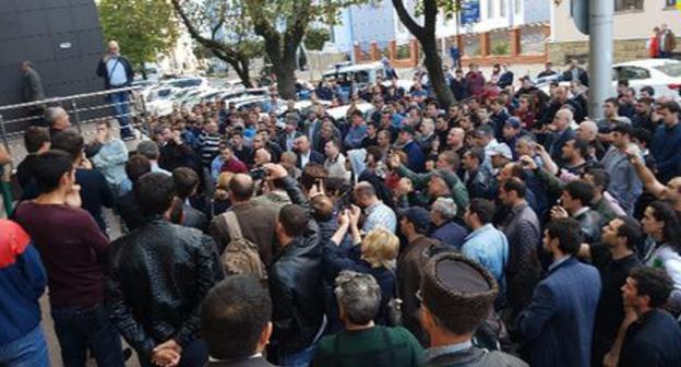 Near the Krasnodar Territory Court where the session in the case of Ruslan Gvashev was to be held. October 5, 2017. Photo courtesy of the advocate Marina Dubrovina for the "Caucasian Knot"