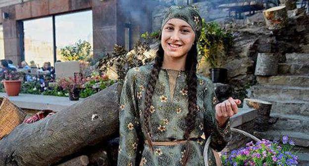 A young woman wearing Georgian costume at Tbilisoba Festival. Photo: © Sputnik / Alexander Imedashvili