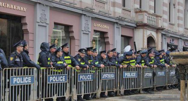 Policemen during protest action near the City Council building in Tbilisi, October 10, 2017. Photo by Inna Kukudzhanova for the Caucasian Knot. 