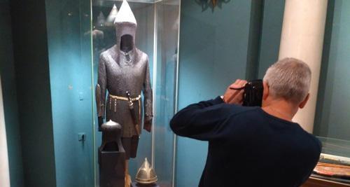 Visitor of the exhibition takes photo of costume of Kabardian warrior, Moscow, October 14, 2017. Photo by Gore Aleksanyay for the Caucasian Knot. 