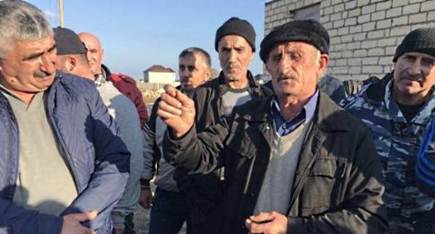 Residents of the Khazar village at the meeting held on October 14, 2017. Photo by Patimat Makhmudova for the "Caucasian Knot"