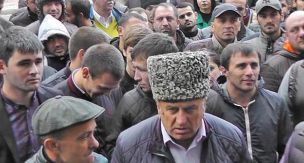 Circassian activists near the building of the Krasnodar Territorial Court. October 16, 2017. Photo by Anna Gritsevich for the "Caucasian Knot"