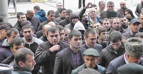 Circassian activists near the building of the Krasnodar Territorial Court. October 16, 2017. Photo by Anna Gritsevich for the "Caucasian Knot"