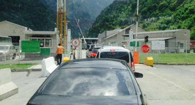 The Verkhny Lars border checkpoint from the Russian side. Photo by Akhmed Aldebirov for the "Caucasian Knot"