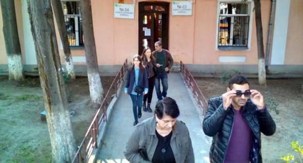 Voters leave the polling stations No. 23 and 24 in the school No. 113 in Tbilisi. October 21, 2017. Photo by Beslan Kmuzov for the "Caucasian Knot"