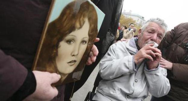 Portrait of woman killed in Dubrovka terror act, Moscow, October 26, 2017. Photo: REUTERS/Grigory Tambulov