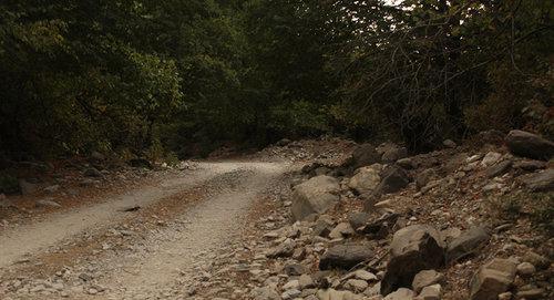 Road in highland Azerbaijan. Photo: © Sputnik / Shahperi Abbasovahttps://ru.sputnik.az/life/20171024/412460712/turizm-gah-ceny-azerbajdzhan.html