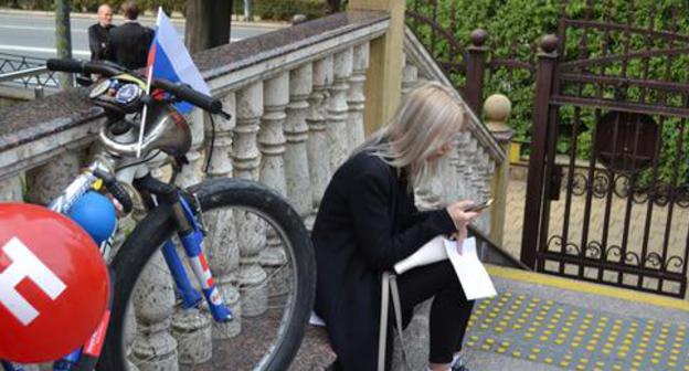 Olesya Khristosenko near the courthouse, Sochi, October 2017. Photo by Svetlana Kravchenko for the Caucasian Knot.  