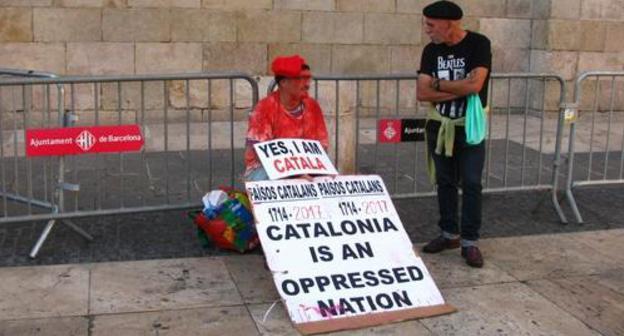 A man holds rally for independence of Catalonia at Barcelona City Council, October 14, 2017. Photo by Yulia Kasheta for the Caucasian Knot. 