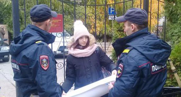 Two policemen checked Vera Inozemtseva's ID when she was holding solo picket, Astrakhan, October 25, 2017. Photo by Elena Grebenyuk for the Caucasian Knot. 