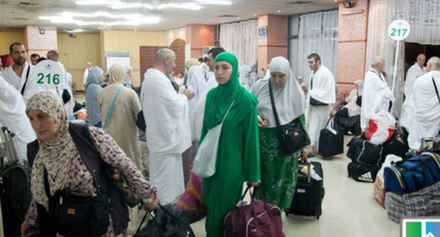 Pilgrims at airport. Photo: http://www.riadagestan.ru/mobile/news/society/bolshaya_chast_palomnikov_v_dagestane_otpravilas_v_khadzh/