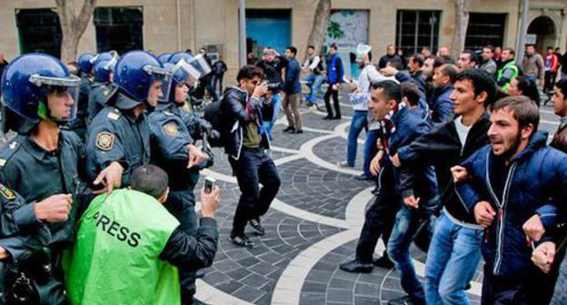 A journalist got into a scuffle between the police and the opposition at the rally to demand the Parliament's resignation. November 17, 2012. Photo by Aziz Karimov for the "Caucasian Knot"