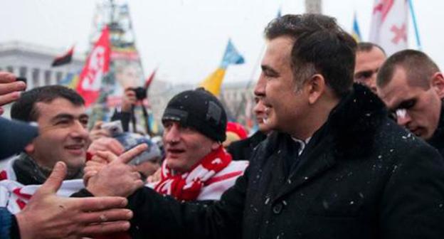 Mikhail Saakashvili greets the protesters of the anti-government rallies in Kiev. December 17, 2013. Photo https://ru.wikipedia.org/