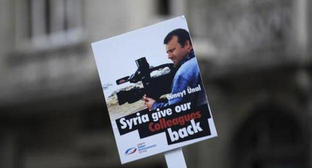 A poster with a demand to bring back journalist Cuneyt Unal who disappeared in Syria. Istanbul, September 4, 2012. Photo: REUTERS/Murad Sezer