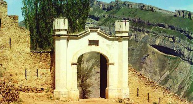 Shamil's Gates in Gunib. Photo S. Prokudin-Gorskiy, 1904. http://prokudin-gorskiy.ru/