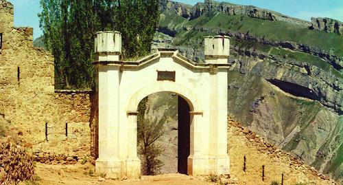 Shamil's Gates in Gunib. Photo S. Prokudin-Gorskiy, 1904. http://prokudin-gorskiy.ru/