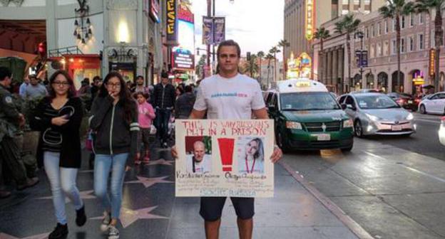 Resident of Sochi Arthur Volkov-Minullin holds a solo picket in Los Angeles. Photo by Daria Cherkasskaya. 