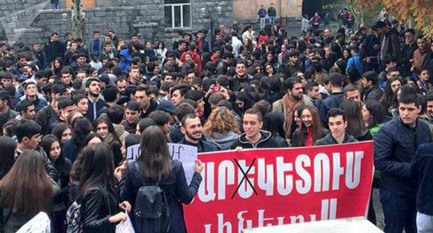 Students from the Yerevan State University go on protest rally. Photo: Sputnik/ Nelli Danielyan https://ru.armeniasputnik.am/society/20171107/9354125/studenty-egu-protestuyut-protiv-otmeny-otsrochki-ot-armii.html