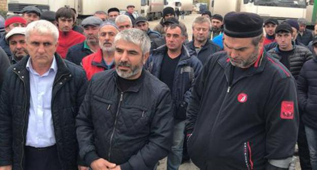 Truck drivers hold protest rally at the customs checkpoint at the border between Dagestan and Azerbaijan, October 31, 2017. Photo by Patimat Makhmudova for the Caucasian Knot. 