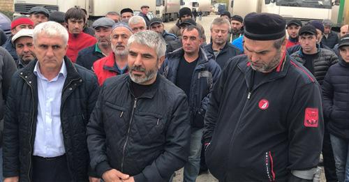 Truck drivers hold protest rally at the customs checkpoint at the border between Dagestan and Azerbaijan, October 31, 2017. Photo by Patimat Makhmudova for the Caucasian Knot. 