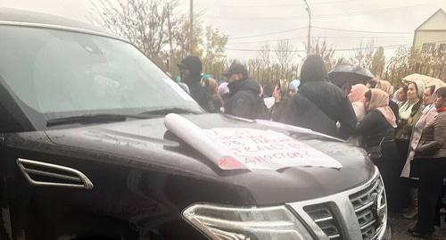 Rally near the building of the Supreme Court of Chechnya, Grozny, November 9, 2017. Photo: RFE/RL