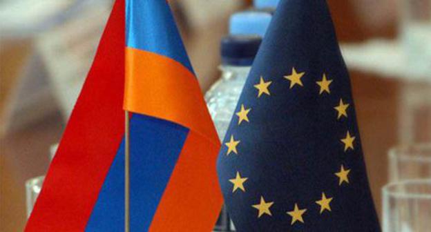 Flags of Armenia and the European Union. Photo http://vpoanalytics.com/2017/09/26/soglashenie-armenii-s-es-prostranstvo-neponimaniya-ili-koridor-vozmozhnostej/