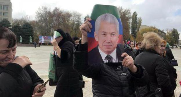 A protest action of the fire victims of the 'Dagelektromash' Market in the centre of Makhachkala with the photo of Vladimir Vasiliev. Photo by Patimat Makhmudova for the "Caucasian Knot"