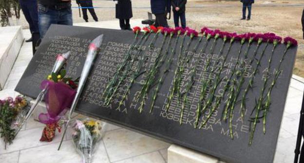 Memorial erected in the place of the house destroyed by terror act in 1996 in Kaspiysk. Photo: https://www.riadagestan.ru/news/society/v_kaspiyske_pochtili_pamyat_pogibshikh_vo_vremya_terakta_1996_goda/