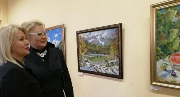 Visitors of the exhibition of the local artists' paintings in the Sochi Art Museum. November 17, 2017. Photo by Svetlana Kravchenko for the "Caucasian Knot"