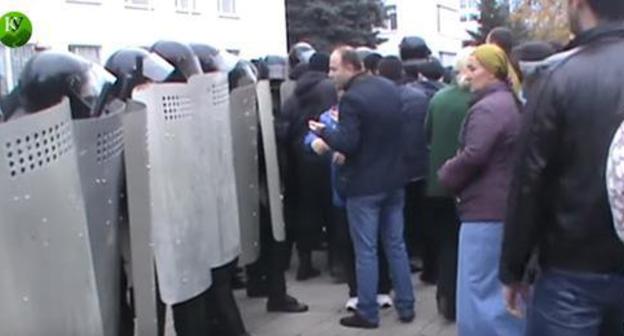 The residents of the Volny aul (village) demanded at the rally to meet with Arsen Alakaev, Mayor of Nalchik. October 31, 2017. Screenshot of the video by the "Caucasian Knot"