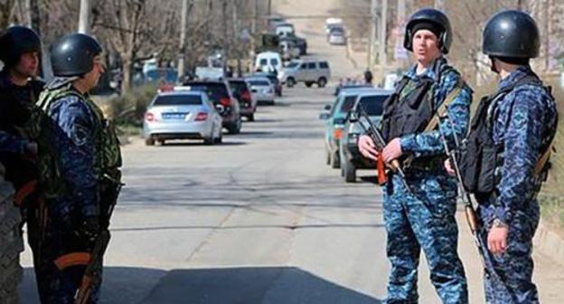 A police checkpoint in Chechnya. Photo http://runews24.ru/incidents/19/11/2017/504ef805373ef75bb44b7d46281fce0f