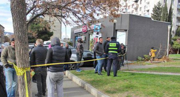 Media representatives and locals have gathered near the place of special operation in Tbilisi, November 22, 2017. Photo by Inna Kukudzhanova for the Caucasian Knot. 