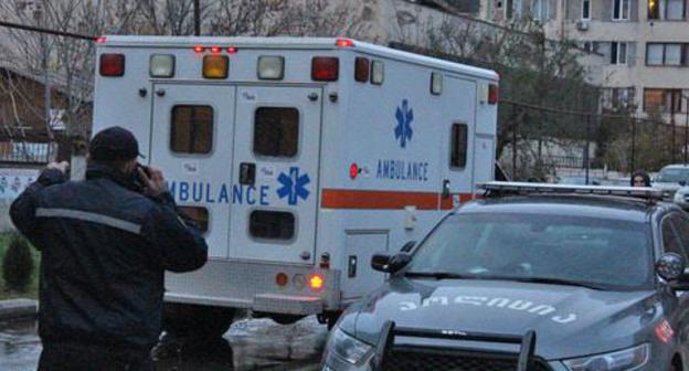 Ambulance goes to the place of special operation in Tbilisi, November 22, 2017. Photo by Inna Kukudzhanova for the Caucasian Knot. 