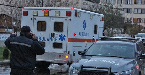 Ambulance goes to the place of special operation in Tbilisi, November 22, 2017. Photo by Inna Kukudzhanova for the Caucasian Knot. 