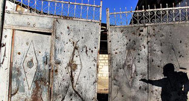 Gates of the house suffered from shelling. Photo by Famil Makhmudbeili for the Caucasian Knot. 