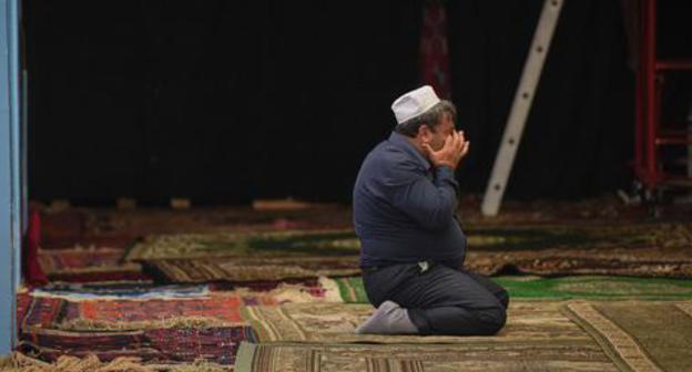 Believer praying. Photo: © Elena Sineok, Yuga.ru