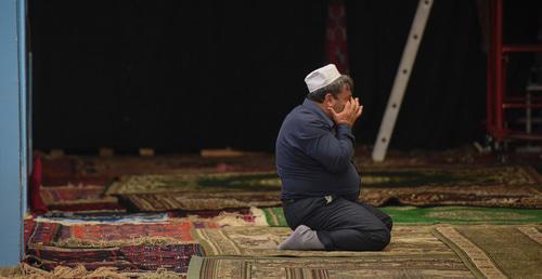 Believer praying. Photo: © Elena Sineok, Yuga.ru