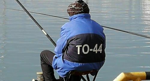 An amateur fishermen in the Sochi Seaport. Photo by Svetlana Kravchenko for the "Caucasian Knot"