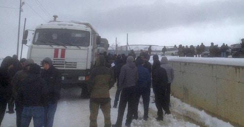 Armed law enforcers verify IDs of people who came for a Friday prayer to the mosque of the Belorechensky village in Kislovodsk, December 8, 2017. Photo by provided to the Caucasian Knot by an eyewitness