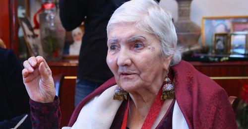 Fazu Alieva. Photo by the press and information office of the head of the Republic of Dagestan http://www.minkultrd.ru/news/news_list/Narodnuyu_poetessu_Dagestana_Fazu_Alievu_s_dnem_rozhdeniya_pozdravil_Ramazan_Abdulatipov_/