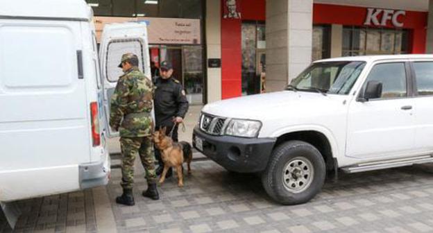 Dog handlers at the Baku railway station, December 21, 2017. Photo by Aziz Karimov for the Caucasian Knot. 