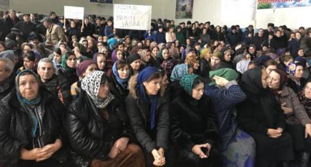 Paticipants of the protest action in the village of Berikei, Dagestan, December 22, 2017. Photo by Patimat Makhmudova for the Caucasian Knot. 