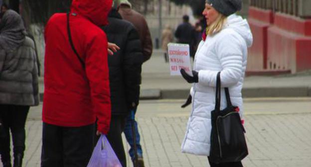 Participant of solo picket in Volgograd. Photo by Vyacheslav Yaschenko for the Caucasian Knot. 