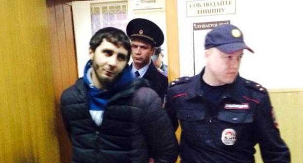 Policemen convoying Zaur Dadaev in the court, Moscow, April 2015. Photo by Yulia Buslavskaya for the Caucasian Knot. 