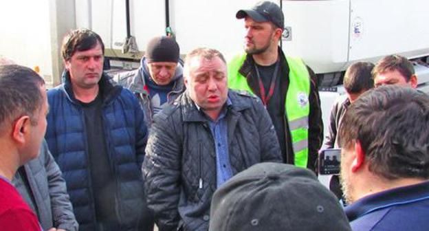 Andrei Bazhutin, head of the Association of Russian Carriers, holds meeting with Volgograd activists, Volgograd, April 6, 2017. Photo by Vyacheslav Yaschenko for the Caucasian Knot. 