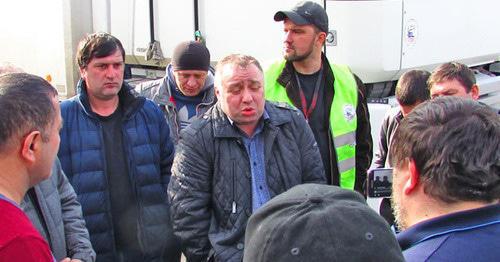 Andrei Bazhutin, head of the Association of Russian Carriers, holds meeting with Volgograd activists, Volgograd, April 6, 2017. Photo by Vyacheslav Yaschenko for the Caucasian Knot. 