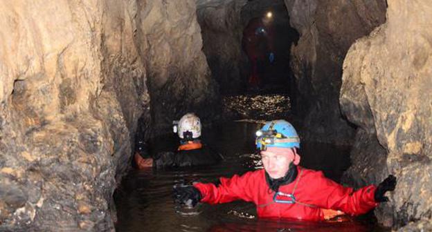 Speleologists in Sary-Tala cave, Kabardino-Balkaria. Photo: Tengiz Mokaev, http://kbrria.ru/blogi/tengiz-mokaev/11918