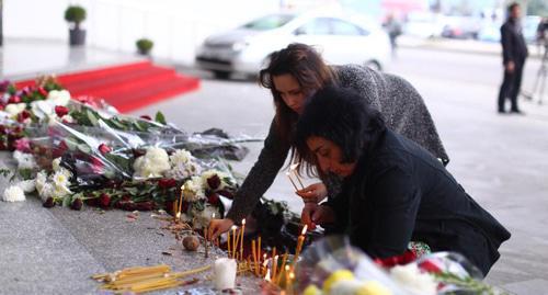 Tbilisi residents visit place of tragedy. Photo: Levan Dzneladze https://1tv.ge/ru/news/cvety-svechi-u-gostinicy-leogrand-foto-video/