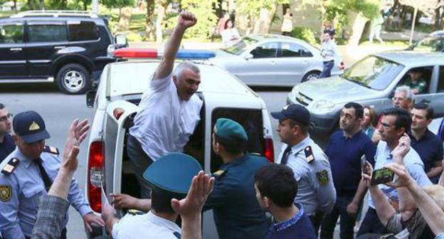 Afghan Mukhtarly near the building of the court in Baku. May 31, 2017. Photo by REUTERS/Aziz Karimov